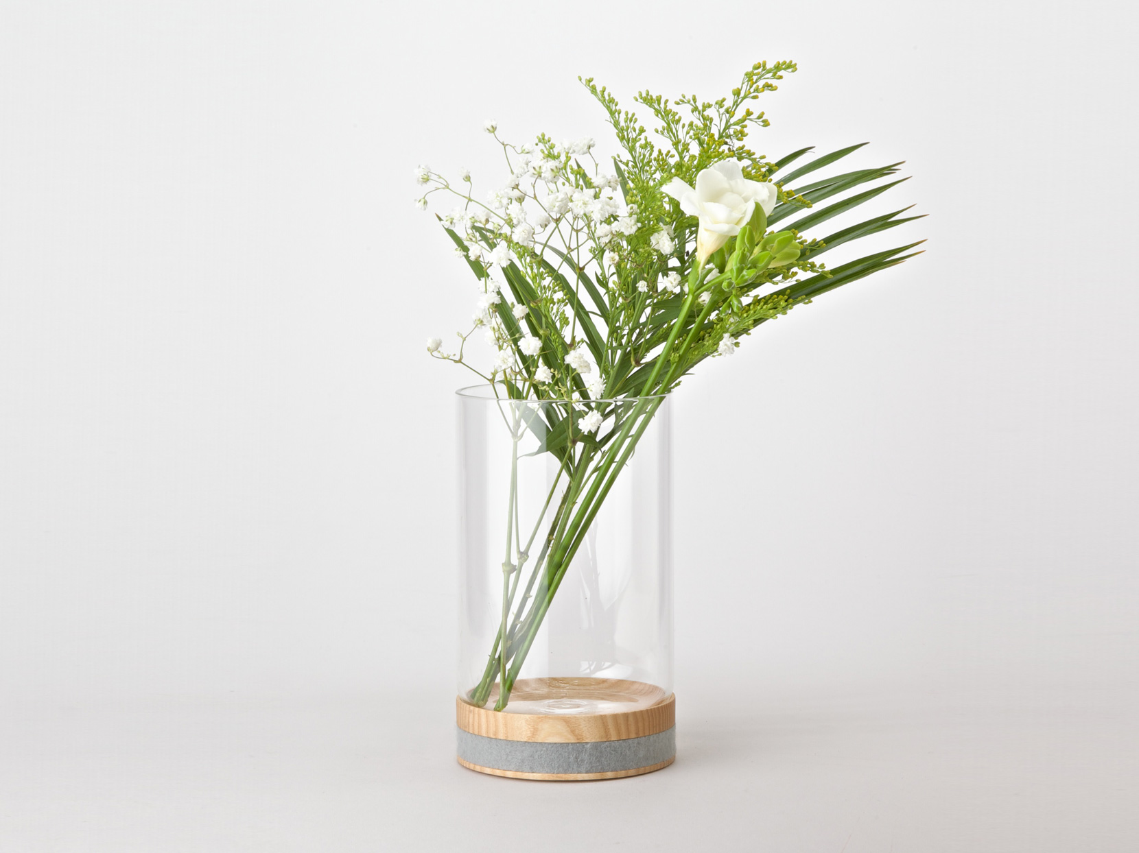 Minimal Obtineo wood and glass vase