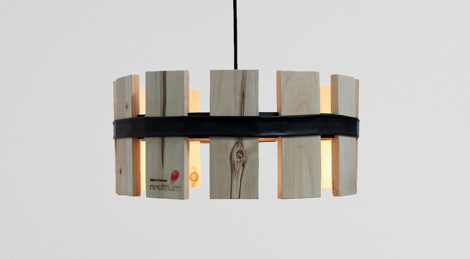 Reclaimed pallet wood pendant light design